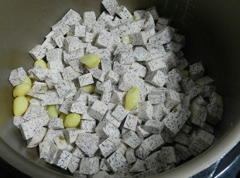 step1: 把芋頭切丁，跟銀杏一起放入萬用鍋內鍋