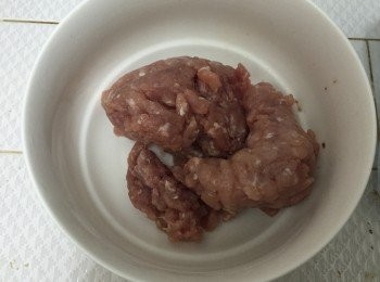 step1: 梅頭肉七成瘦肉三成肥肉手剁或買現成肉碎
（如買現成冰鮮肉碎可以室溫攤凍10至15分鐘才開始）