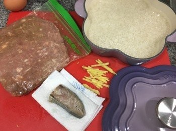 step1: 米沖洗後加入鍋子中 加入1杯半水準備, 咸魚用食水沖洗後用廚房紙徹底印乾, 薑切絲, 蔥切粒, 肉餅先醃半小時或以上備用