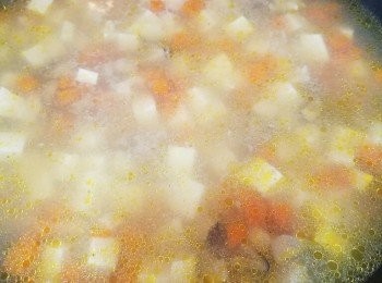 step3: 先加蘿蔔，瑤柱，滾大概 20分鐘。加入豆腐及草菇，再煲 10分鐘。最後加上蝦肉，滾至蝦肉轉白。加胡椒粉及鹽調味。
現在埋芡；生粉加入適量水分，撈勻，加入湯內，熄火便完成。