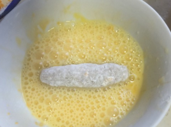 step5: 裹上蛋液。