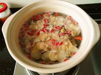 step2: 全部<span class="group_1">食材</span>放入砂鍋裡，大火煲滾后轉小火煲2小時即可，鹽自己調味。