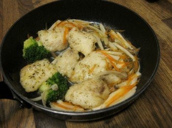 step7: 事先燙熟的花椰菜一起入鍋後，代芡汁收的濃稠一點便可以起鍋囉