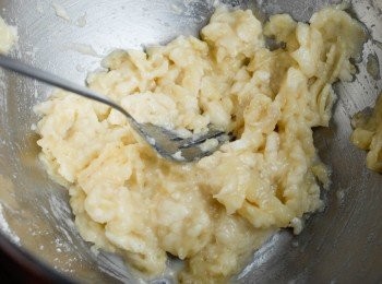 step1: 先用叉壓香蕉成泥，備用 （如香蕉不太熟，可將香蕉放入冰箱約15分鐘，至蕉皮變黑）