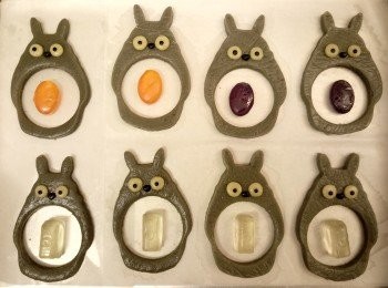 step6: 放上白麵團做眼白，黑麵團做眼睛及鼻子，最後放入foxy糖