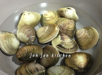 step1: 大蜆用鹽浸2小時吐沙，過清水用刷洗擦乾淨。無須汆水，汆水才煮湯會沒了鮮味。