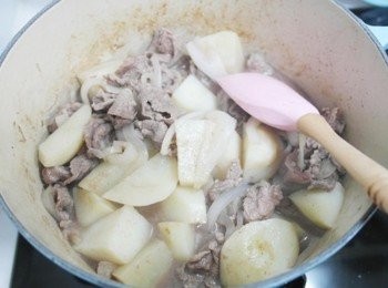 step4: 肉變色後加入酒煮滾!!! 接著到入熱水再度煮滾~~滾後轉小火倒入砂糖!!!