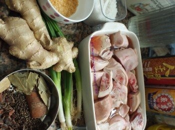 step1: 豬蹄材料: 
急凍豬蹄粒 
薑
葱段
香葉
桂皮
花椒
八角
冰糖
鹽或魚露
廚房酒
老抽
蠔油