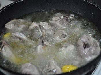 step6: 再將備料2雞肉下鍋炸約7-8分熟，撈起瀝油並將炸過後的留一些備用其他油倒掉~