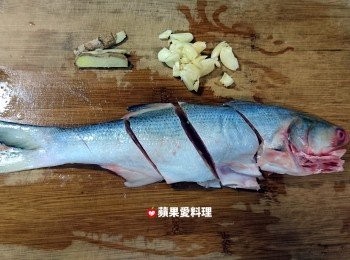 step1: 薑切片、蒜頭切碎。用刀將魚從肚子劃開，去除血塊和內臟，洗淨，用廚房紙巾擦乾，切塊備用（因為這尾魚滿大的，姊的平底鍋放不下，所以將魚切塊。若你的魚放得進鍋裡，就在魚表面劃數刀即可）。