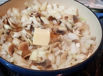 step5: 將磨菇煮至稍乾水後，加入牛油及洋蔥炒香。