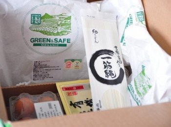 step4: GREEN & SAFE的<span class="group_1">食材</span>箱，非常有質感，並將<span class="group_1">食材</span>分別包裝封存