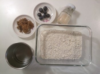 step1: 黑糖跟水先混合融化，麵粉跟酵母混合，用筷子將所有<span class="group_1">食材</span>混合攪拌，再用手揉到光滑，鬆弛5分鐘