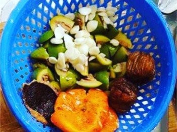 step2: 果皮浸軟刮囊，桔餅、南北杏洗淨，青欖用刀劈開數粒