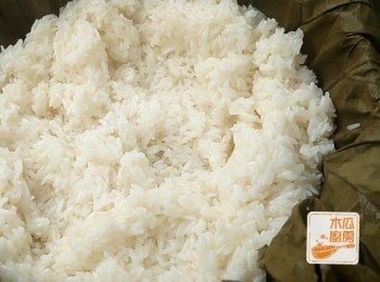 step3: 荷葉鋪放在盛器中，將炒好的糯米飯，放入荷葉中  
(**糯米飯放入荷葉時，盡量抓鬆，不要將米飯壓至扁平 )