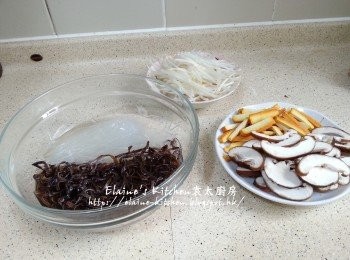 step1: 木耳絲及粉絲浸水至軟身 , 粉絲切半 , 冬菇浸軟切片
