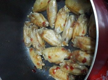 step8: 將5湯匙甜辣雞醬倒入原鍋中，煮熱，再倒入<a href="https://bit.ly/3zHU5V3" target="_blank" data-keyword="雞中翼" class="guide-link"><strong>雞中翼</strong></a> <span style="display:inline-block;vertical-align:middle;margin-top:-3px;color:initial;border-radius:3px;padding:2px 3px;font-size:12px;line-height:14px;background:#87d300;color:#fff;">即買</span> 炒至粘滿醬汁即可盛碟！