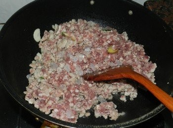 step3: 加入冰糖快炒，慢慢等糖溶化，煮至有點焦化，肉色會比較漂亮