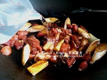 step3: 加入京蔥 , 五香粉 , 薑片 , 八角 , 酒 , 生抽 , 老抽拌勻 , 加入1000ml水拌勻