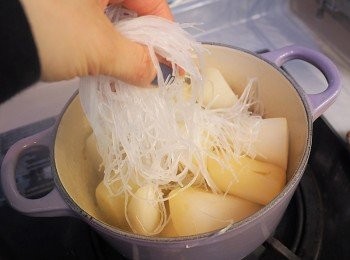 step4: 白蘿蔔炆稔後, 加入粉絲, 並再加入多一杯清水(因粉絲很索水)