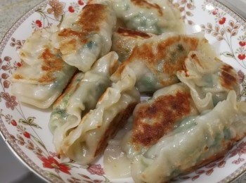 step7: 圖中煎餃我用了水煎方法，燒紅油鑊後放入餃子煎至兩面金黃後放入少許水蓋住2分鐘後再放多次水焗多2分鐘即可享用了