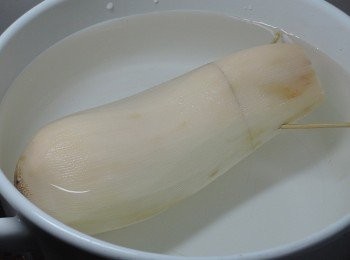 step5: 先入冷水，煮開後再煮50分左右，然後倒入冰糖，再煮30分，放涼後再切