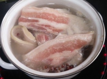 step2: 水滾後，加入豬腩片及倒紹興酒，至豬腩片熟
撈起豬腩片，用凍滾水沖淨
 切細件，放入雪櫃雪凍備用