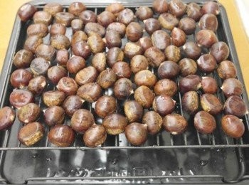 step1: 將栗子清洗乾淨放在烤架上!!!