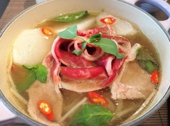 step5: 跟住倒蘿蔔水、清水入鍋煲滾，加入湯粒、胡椒粉煮溶後要試下味，大滾隨即快手倒入大碗浸熟牛肉, 食用時可加些九層塔、辣椒粒、擠少許檸檬汁味道更好