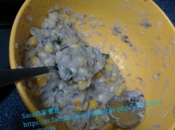 step2: 將粟米粒倒入鯪魚肉撈勻，加入生粉同胡椒粉伴勻