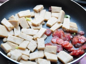 step3: 取出適量健康的【黃金玄米油】熱鍋後，將臘腸片及蘿蔔糕片放入鍋中