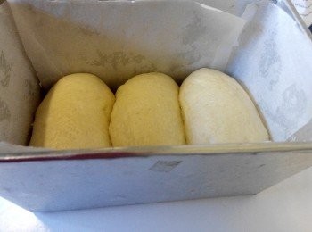 step4: 平均分成三份，滾圓，排進模具，放置溫暖濕潤的地方進行二次發酵，直到滿模，大概是60分鐘。