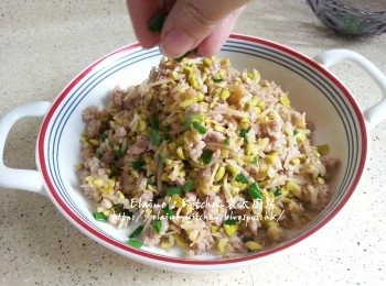 step13: 將材料盛起放上碟 , 再灑上餘下份量蔥粒即可