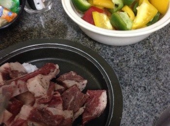 step1: 先將牛扒的牛油膏取出分開將牛扒切成方丁，三色椒切開搣去籽切成丁備