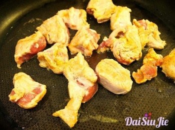 step2: 用少許油煎羊肉粒至表面金黃，半熟便可，剩起備用。