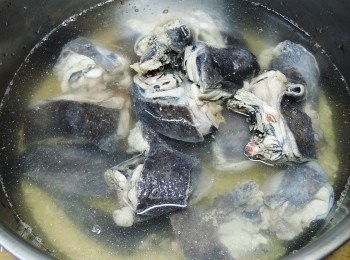 step2: 米洗淨後放入內鍋，加入水，在放上已經川燙過的烏骨雞肉塊