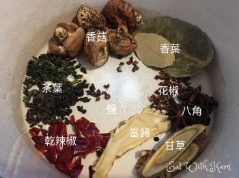 step3: 在一個煲內加入全部材料煮滾，放入雞蛋煮約1小時即可。雞蛋浸過夜可以更加入味😋