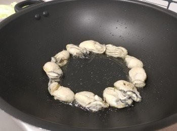 step7: 下蠔肉煎至金黃熟透