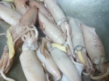 step2: 熱油爆香薑絲，下小捲先翻炒