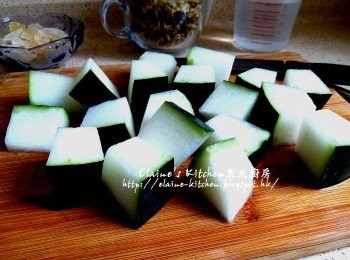 step1: 冬瓜去籽切件 , 用水沖一沖洗瀝乾水份