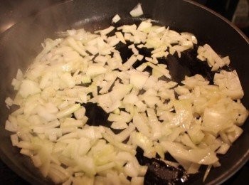 step1: 洋蔥切碎 炒至焦黃後 分一半出來拌<span class="group_1">漢堡排</span>用 一半繼續留在鍋中