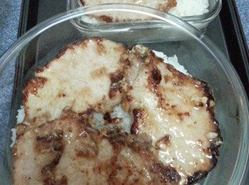 step8: 預備一個可放焗爐的盤內，盛入白飯或炒飯，鋪平，在上面放上煎好的豬扒。