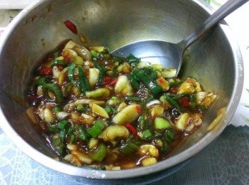 step3: 蒜末~辣椒末~蔥末~醬油膏~烏醋~香油~攪抣勻備用~