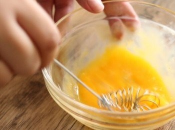 step2: 把蛋黃打散。