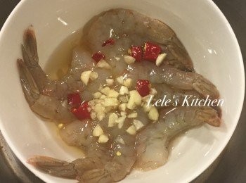 step1: 將辣椒與蒜頭切碎
撒上已經放入蝦的碗中
並加入水、魚露做調味