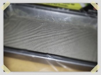 step7: 將以放涼的黑芝麻雪糕糊轉到一個可放入冰箱冷藏的容器中，蓋上保鮮紙（緊記保鮮紙要緊貼雪糕糊面），放入冰箱冷藏2小時。