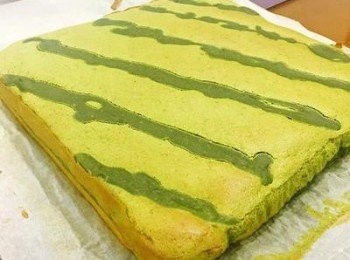 step11: 時間到後從烤箱中取出, 再小心的自烤模中抬起放在架子上(最好請家人幫忙抬),並將週圍的烘培紙都往下拉,便可閒置一下放涼.