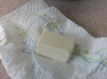 step3: 將豆腐切成小件， 然後 小心用廚紙吸乾水份