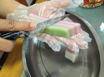 step17: 姐姐協助切成一小件