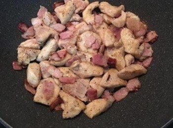 step3: 鍋內放少許橄欖油炒香培根。